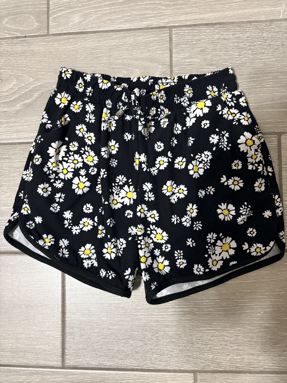 Black Daisy Print Women’s Casual Shorts